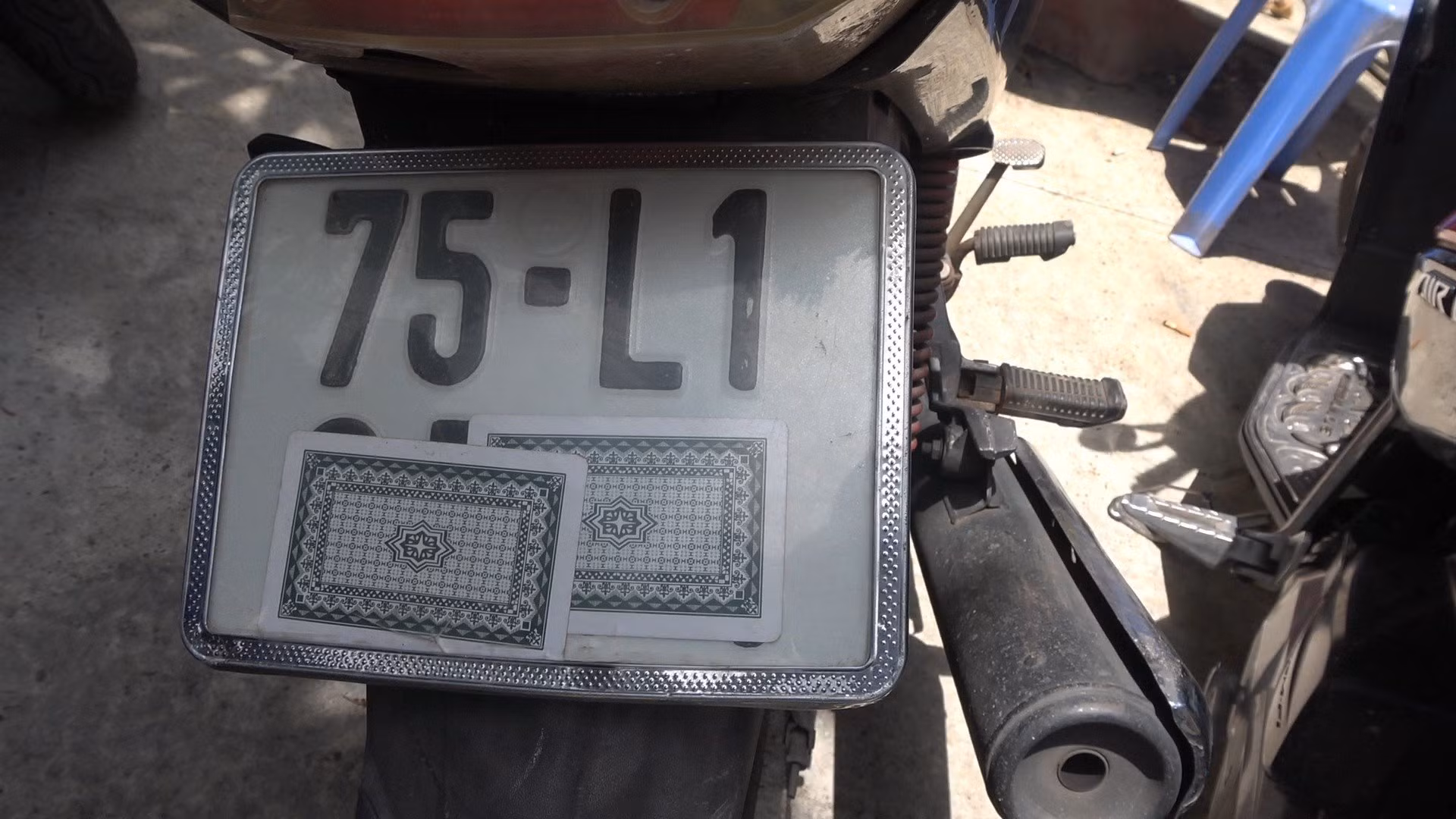Điều khiển xe trộm cắp, nhóm thanh niên chở 4 tông xe vào CSGT -0