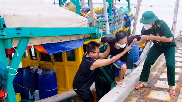 Tiếp nhận 5 ngư dân bị nạn trên biển vào bờ an toàn