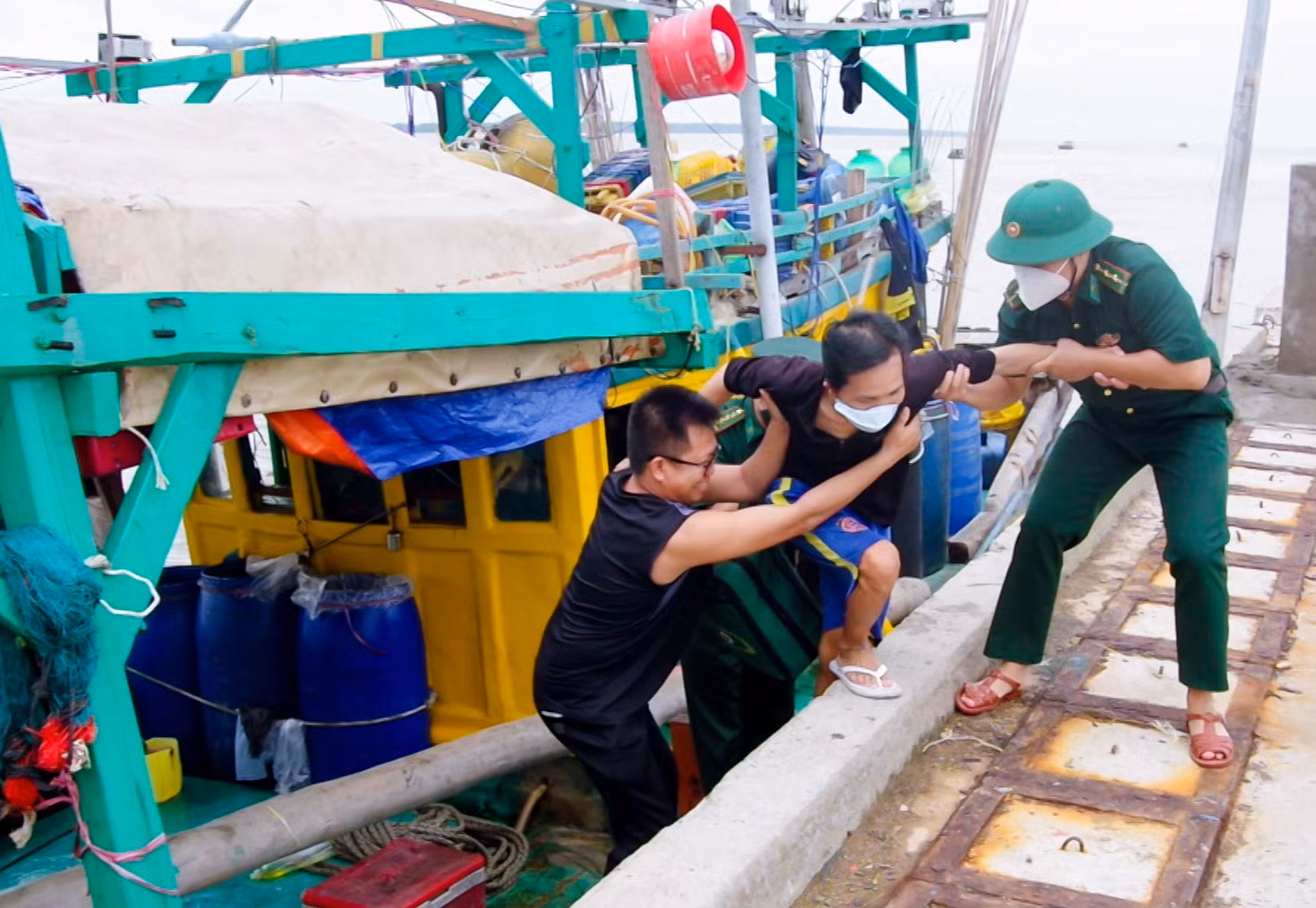 Tiếp nhận 5 ngư dân bị nạn trên biển vào bờ an toàn -1