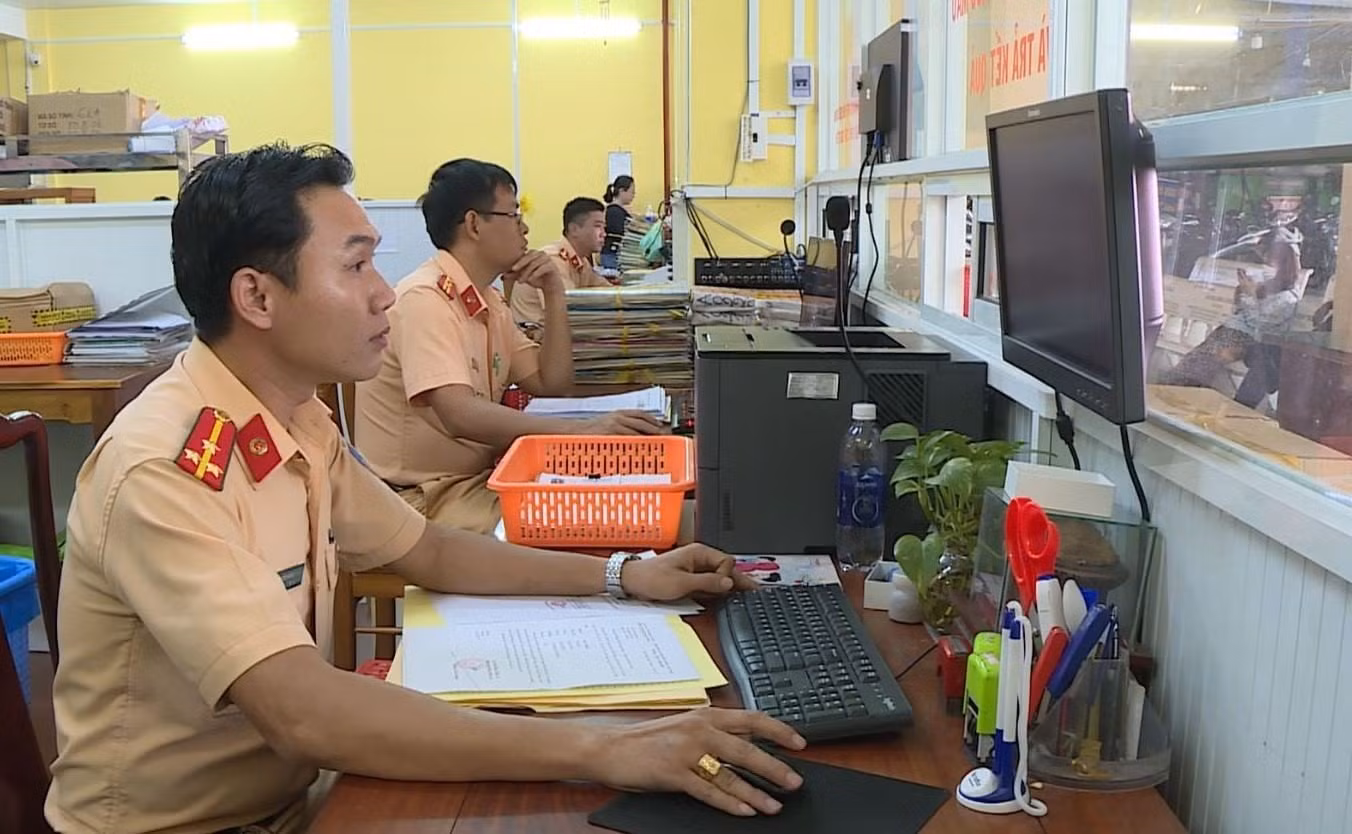 Mua ô tô cũ coi chừng bị hồ sơ giả -0