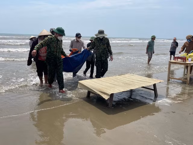 Ra khơi đánh cá, hai anh em ruột bị sóng cuốn tử vong -0