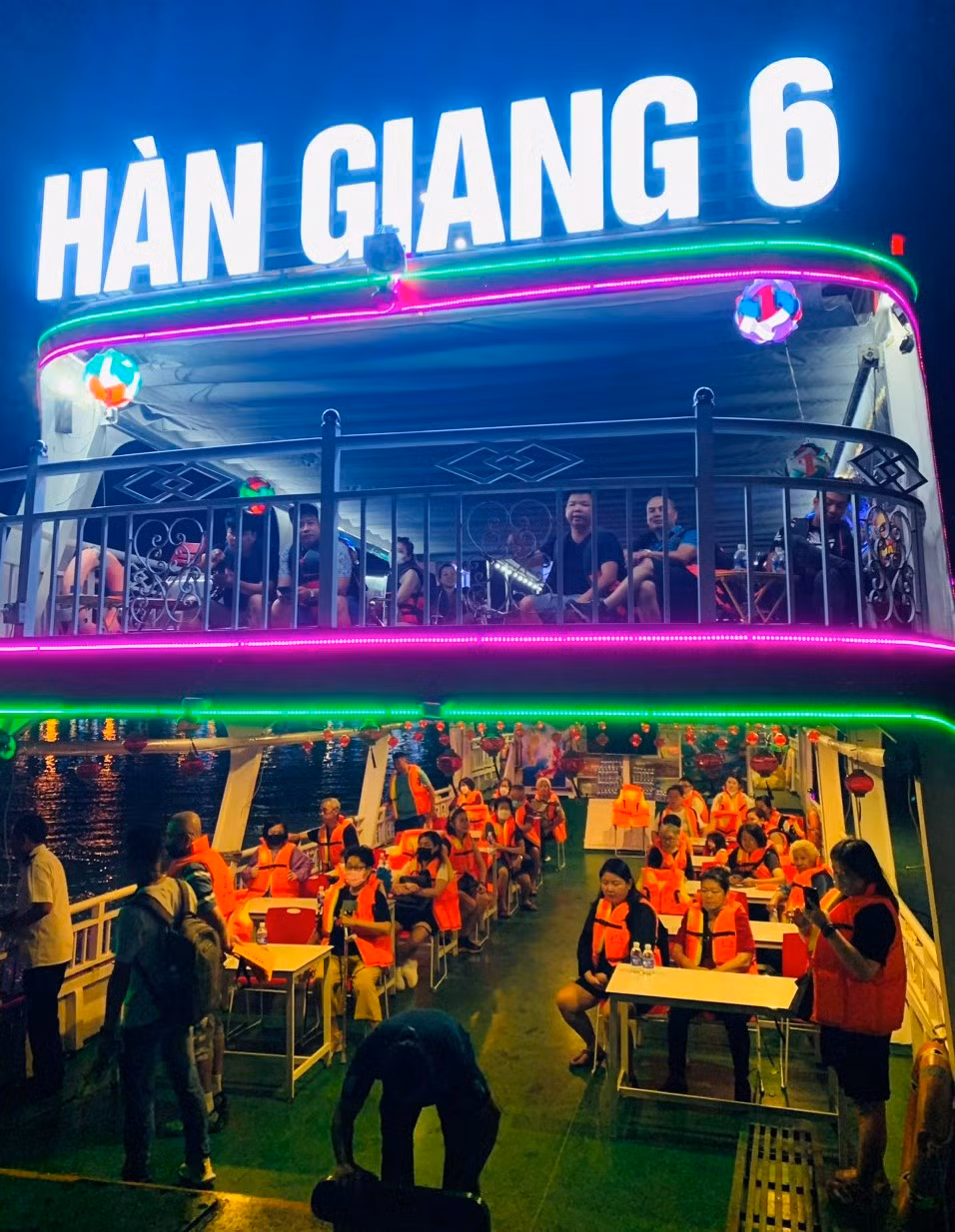 CSGT Đà Nẵng giải cứu tàu du lịch chở 70 du khách bị mắc cạn ở sông Hàn -0