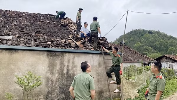 Hỗ trợ người dân khắc phục hậu quả do mưa giông, lốc xoáy