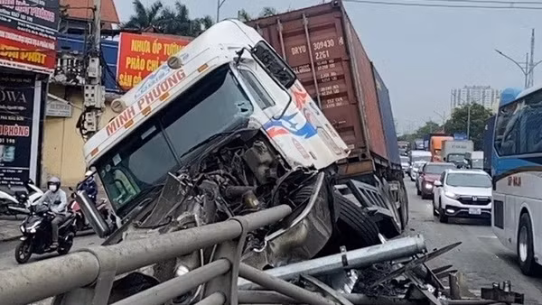Liên tiếp 2 vụ xe container đâm vào cầu vượt ở Hải Phòng