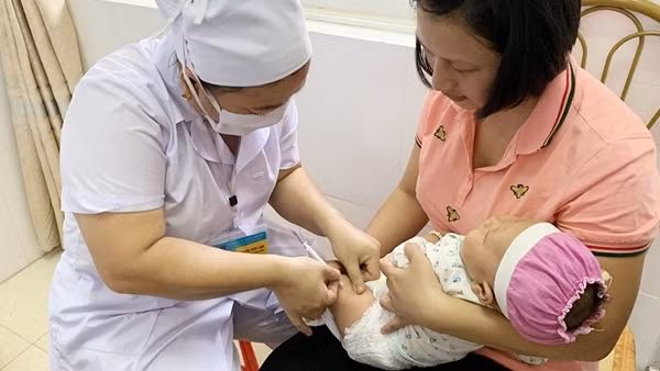 Cạn kiệt vaccine tiêm chủng mở rộng: Vì đâu nên nỗi?
