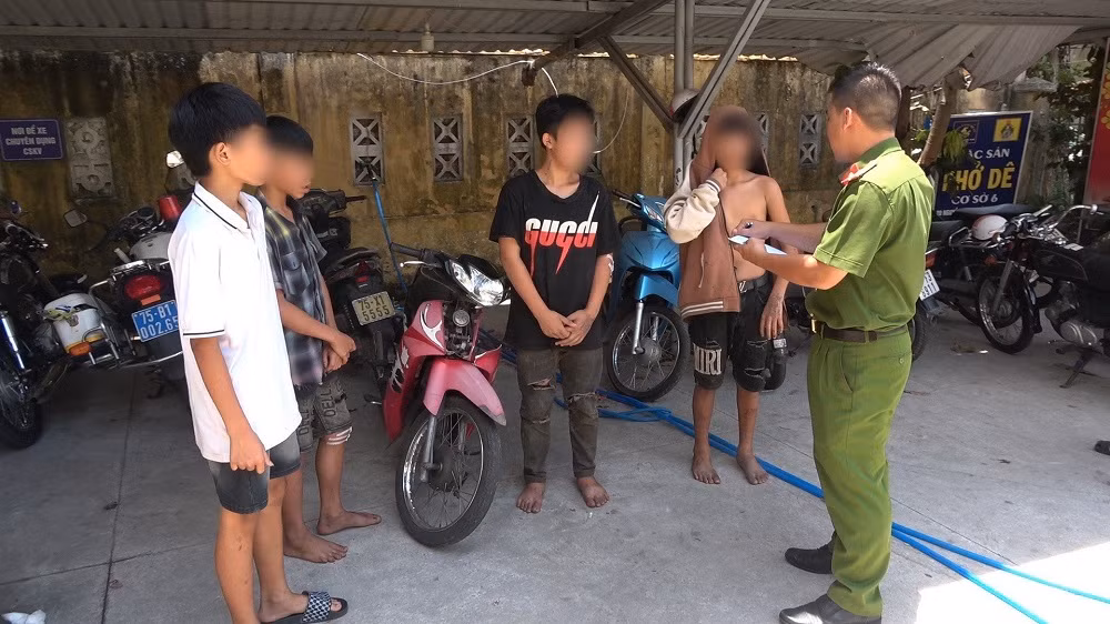 Điều khiển xe trộm cắp, nhóm thanh niên chở 4 tông xe vào CSGT -0