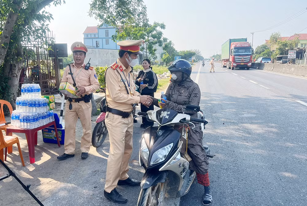 Phơi mình dưới nắng nóng gió Lào, bảo đảm an toàn giao thông -0
