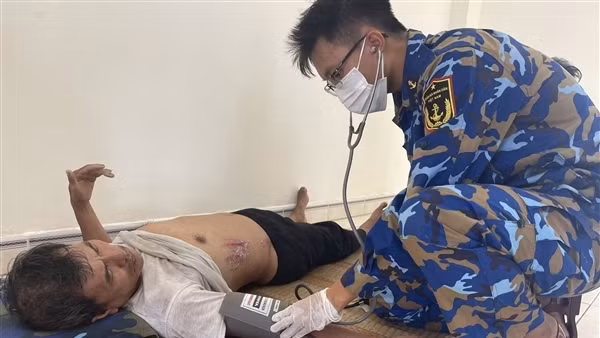 Kịp thời cấp cứu ngư dân bị nạn tại khu vực biển quần đảo Trường Sa