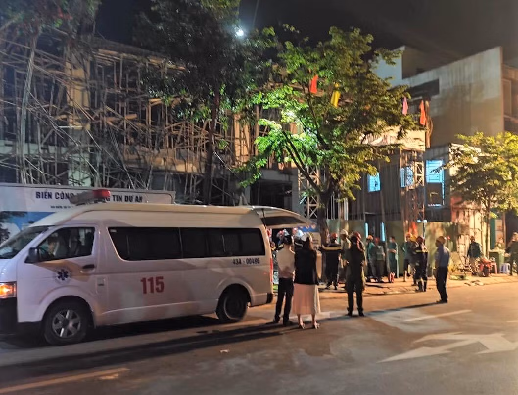 Sập giàn giáo công trình tại Đà Nẵng khiến 5 người thương vong -0