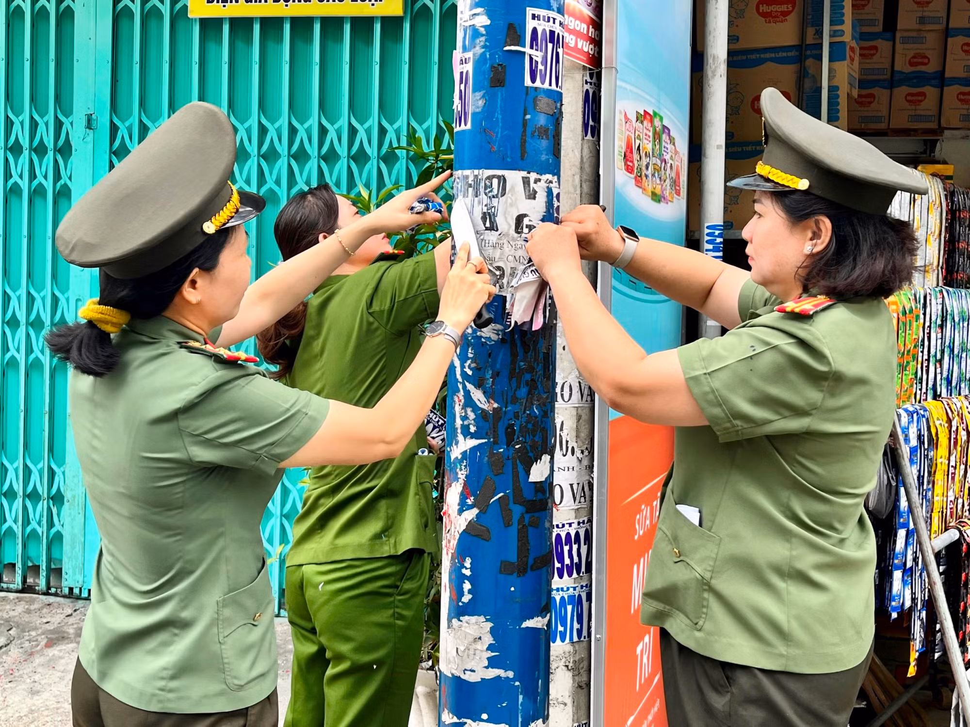  TP Hồ Chí Minh liên tục ra quân bóc gỡ, xóa bỏ quảng cáo trái phép -1