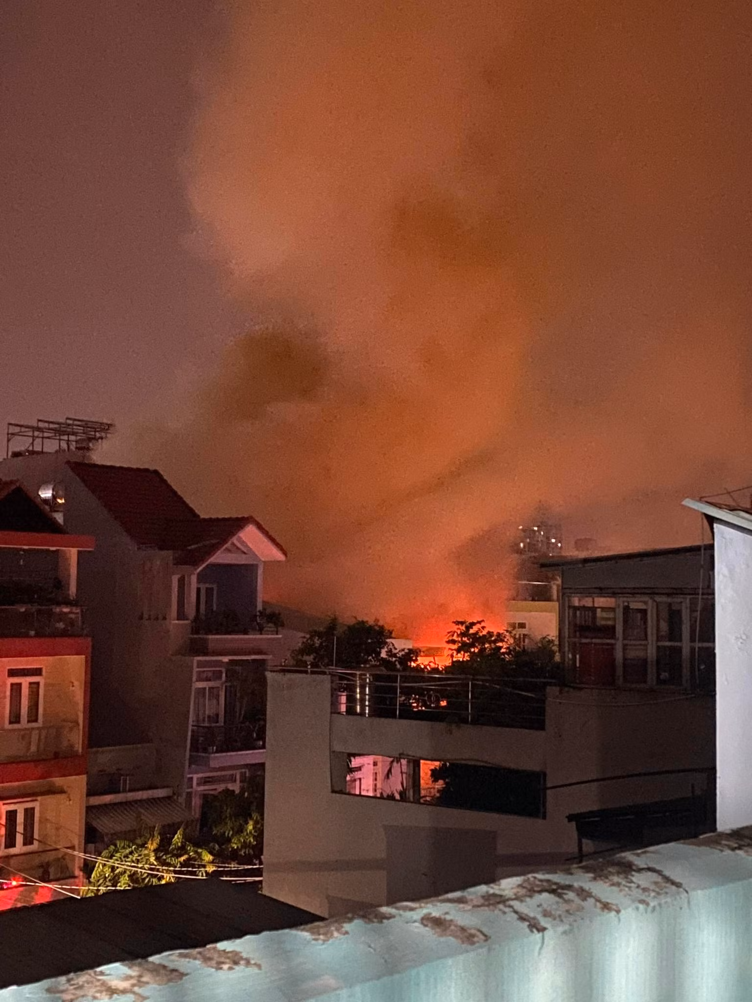 Cháy nhà lúc rạng sáng, 3 người thương vong -0