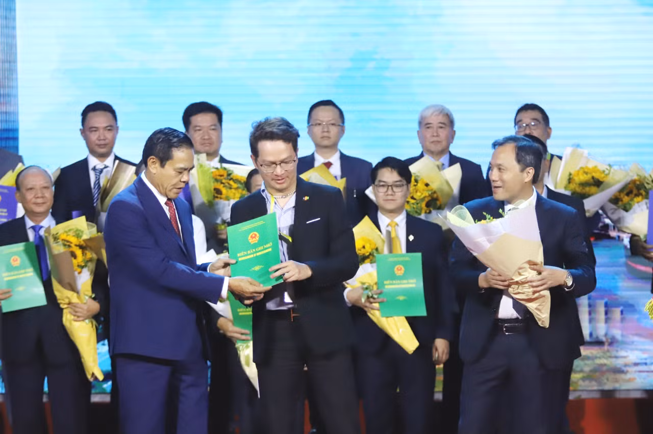 Hơn 220 nghìn tỉ đồng được kí kết, cam kết đầu tư vào Hà Tĩnh -0