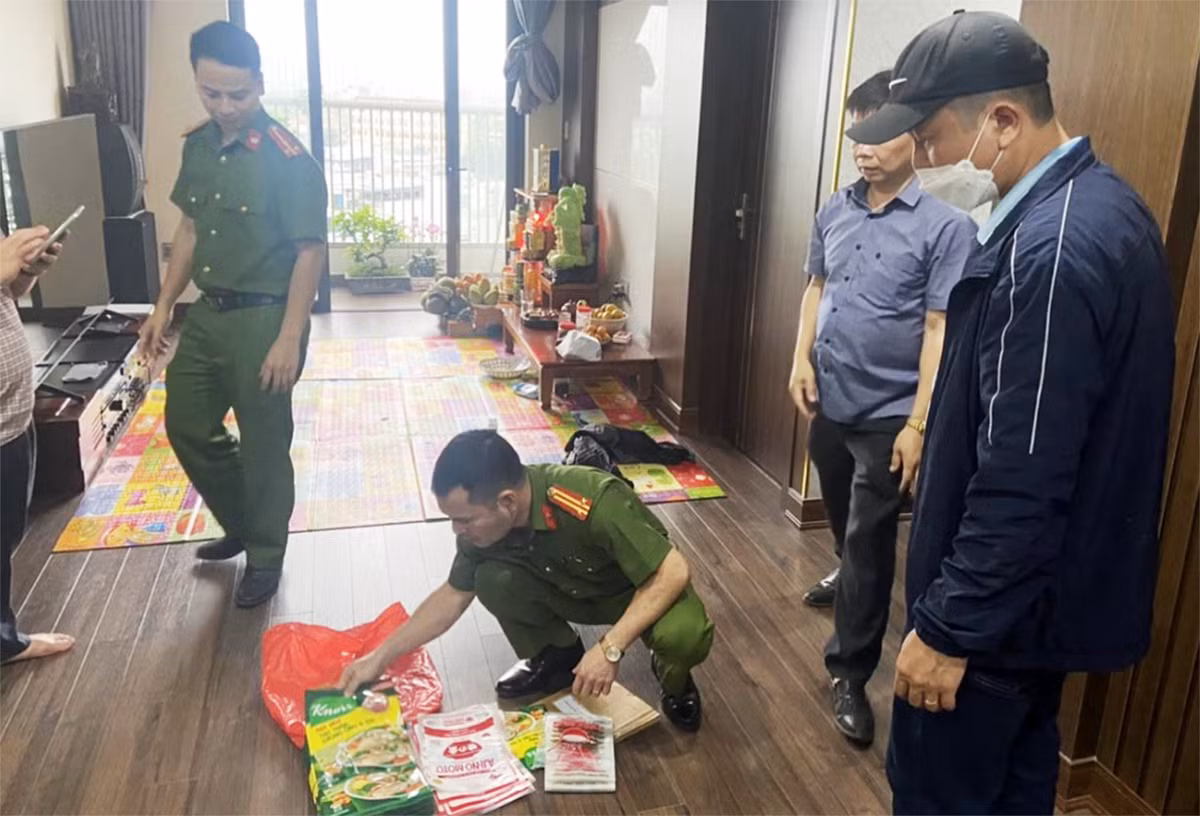 Đôi vợ chồng sang chiết, đóng gói mì chính, hạt nêm “hàng hiệu” -0