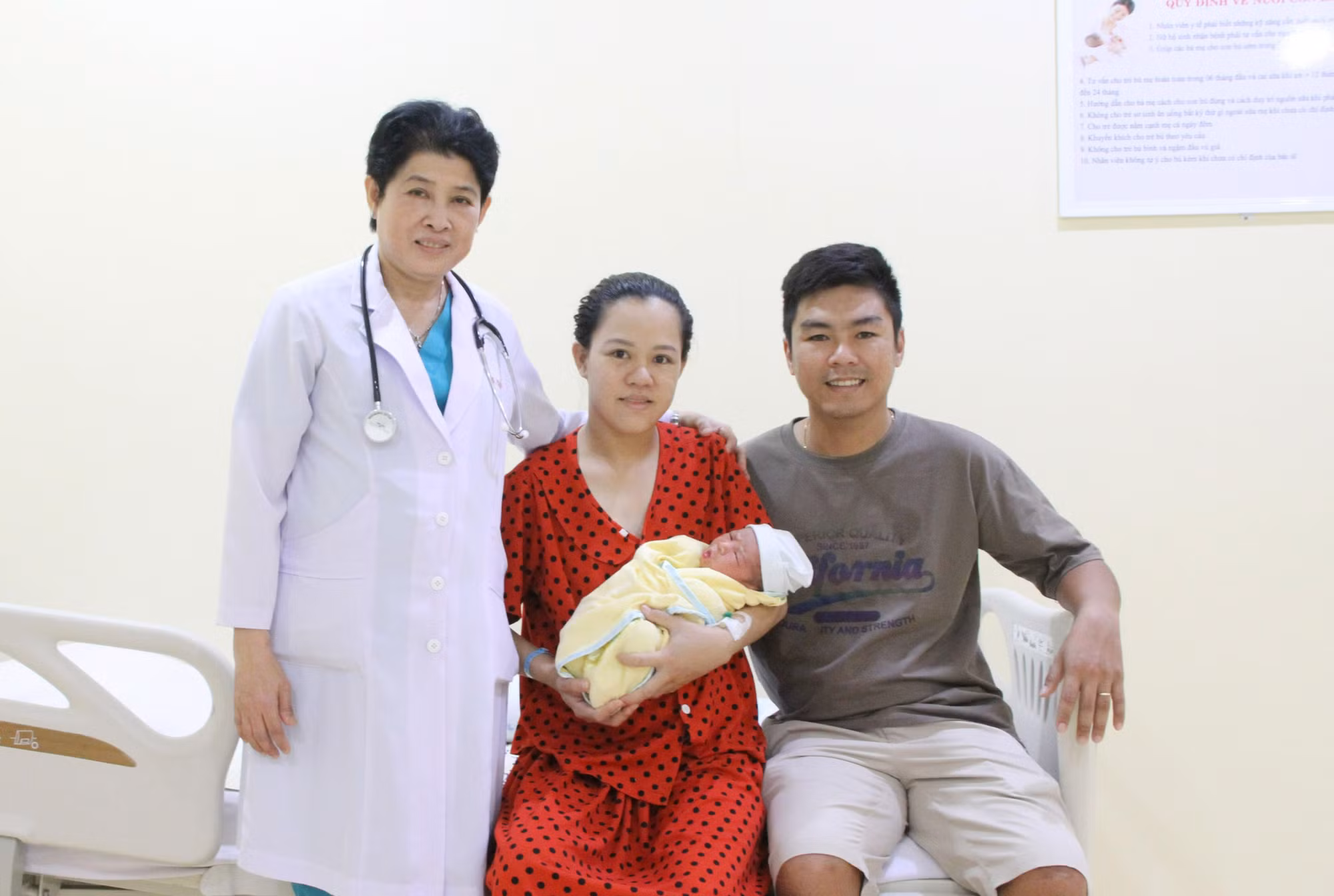 Nữ bác sĩ đỡ đẻ cho 3 thành viên trong một gia đình cách nhau 33 năm -0
