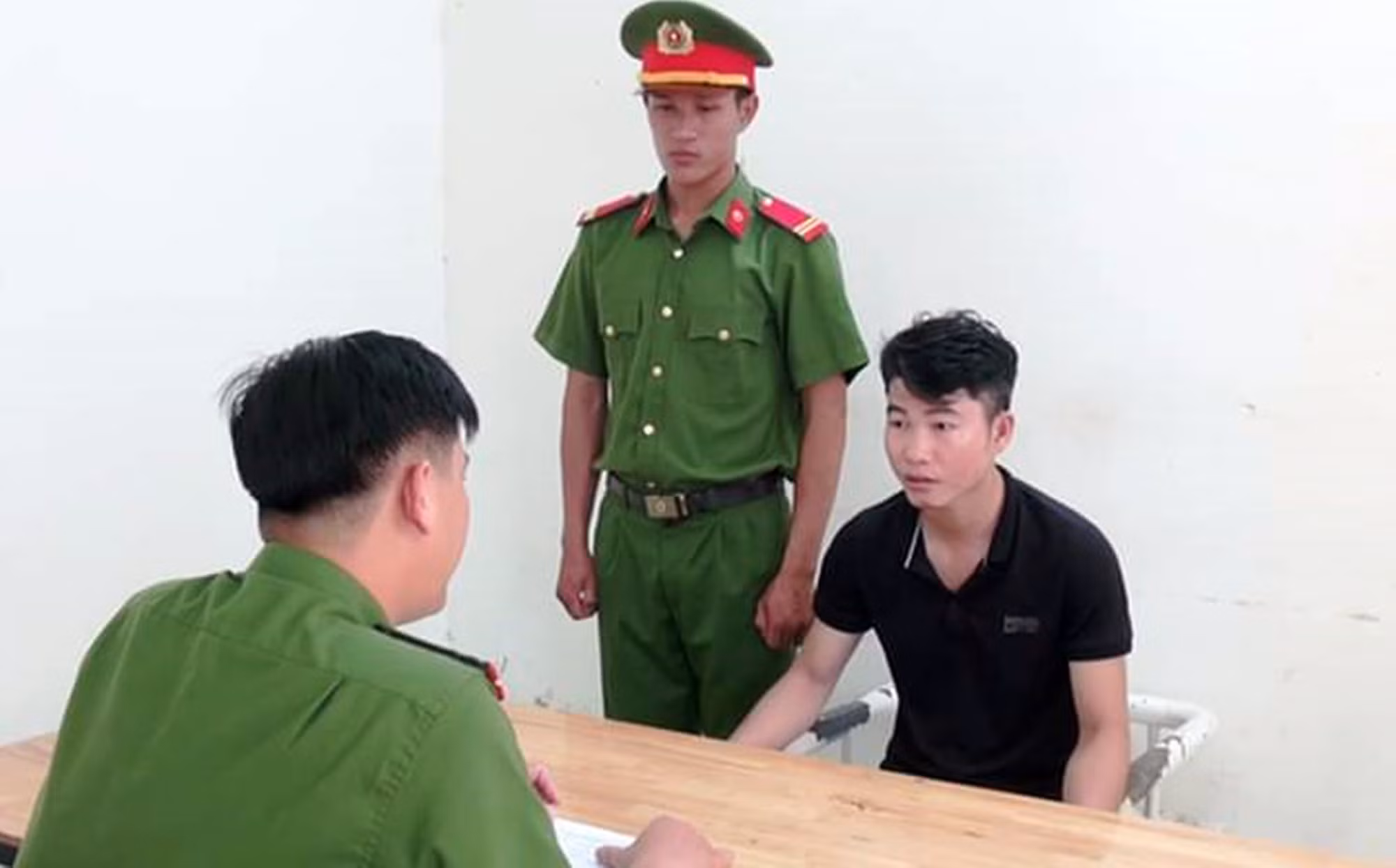 Bắt đối tượng làm giả, sử dụng giấy tờ giả -0