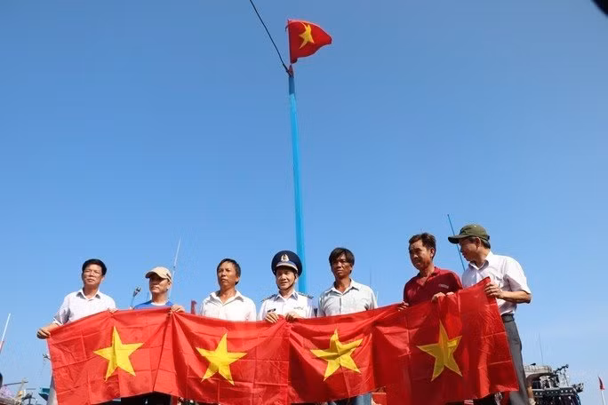 Vùng Cảnh sát biển 2 đồng hành cùng ngư dân huyện đảo Lý Sơn -0