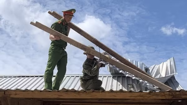Công an huyện miền núi giúp người dân lợp lại mái nhà sau giông lốc