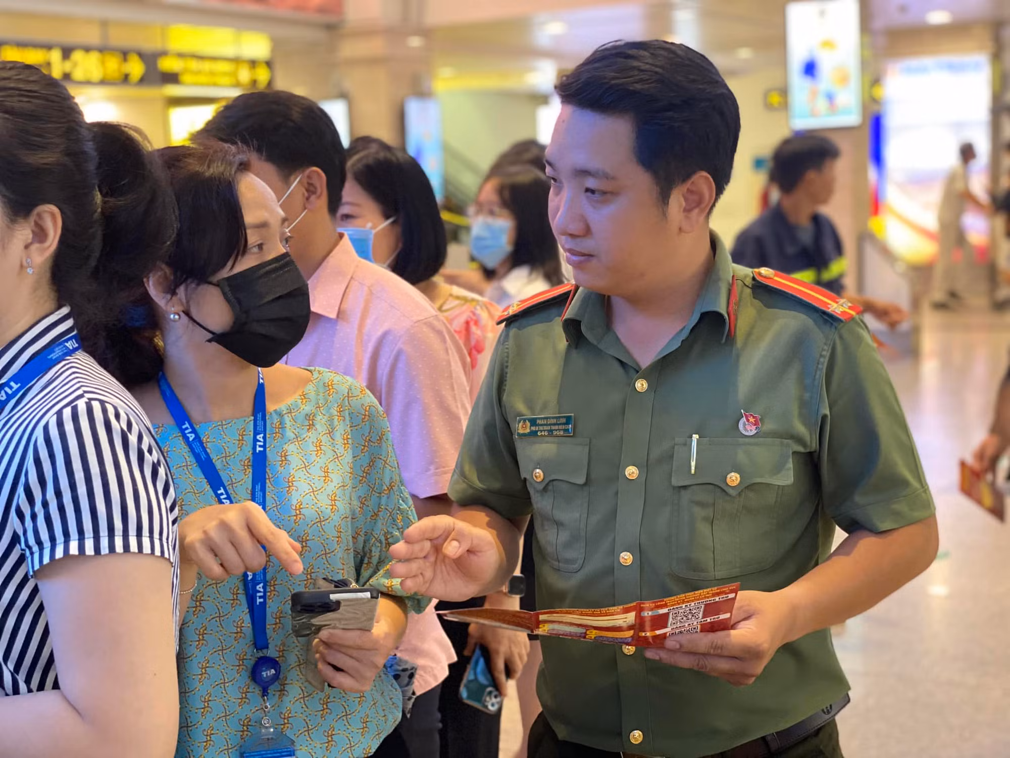 Cấp định danh điện tử cho hơn 2.000 nhân viên và hành khách tại sân bay Tân Sơn Nhất -1