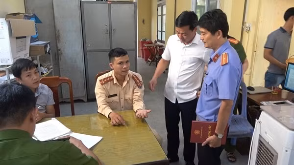 Nhóm thanh niên điều khiển xe ăn trộm tông vào CSGT