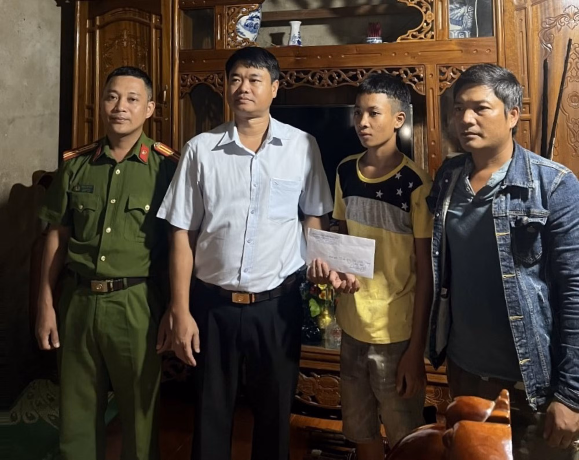 Công an huyện miền núi A Lưới giúp người dân lợp lại mái nhà sau giông lốc -0