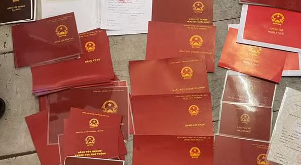 Giao dịch giấy tờ giả qua chuyển phát nhanh và tài khoản ngân hàng -1