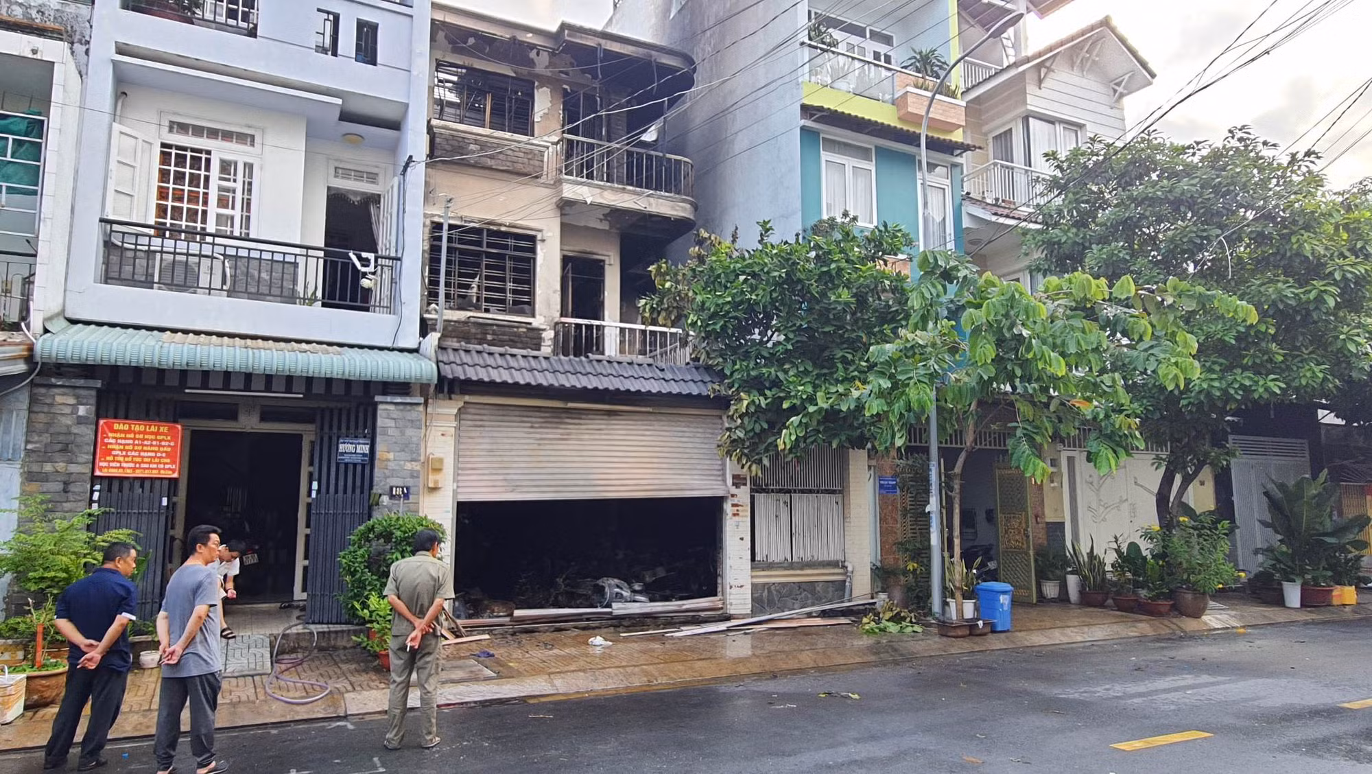 Cháy nhà lúc rạng sáng, 3 người thương vong -0