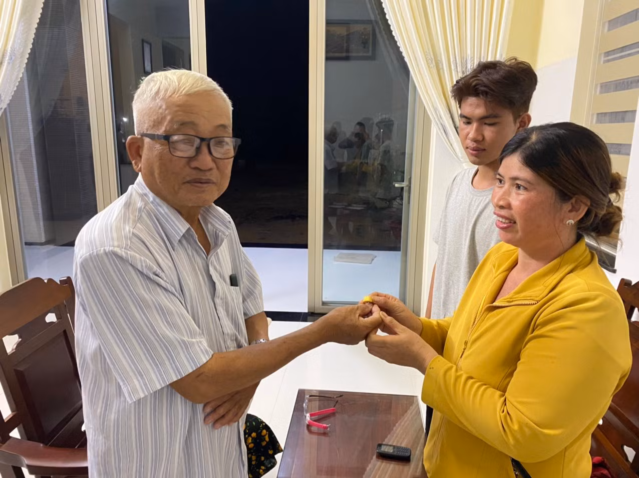 ông trương văn chận trao trả chiếc nhẫn cho gia đình người đánh rơi.jpg -0