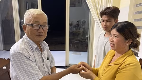 Cán bộ Công an hưu trí trao trả vàng cho nam sinh đánh rơi