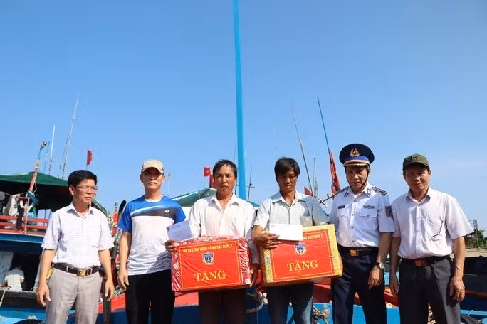 Vùng Cảnh sát biển 2 đồng hành cùng ngư dân huyện đảo Lý Sơn -0