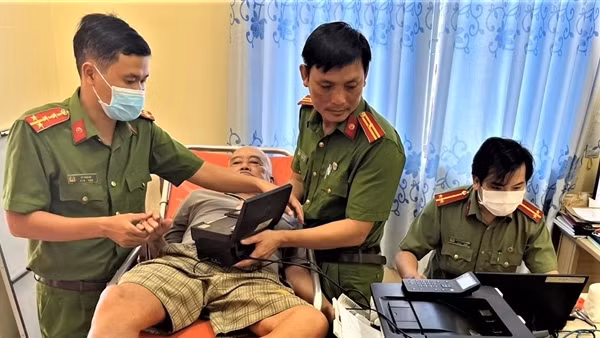 Công an vùng biên đến tận nhà hỗ trợ người già, khuyết tật làm CCCD