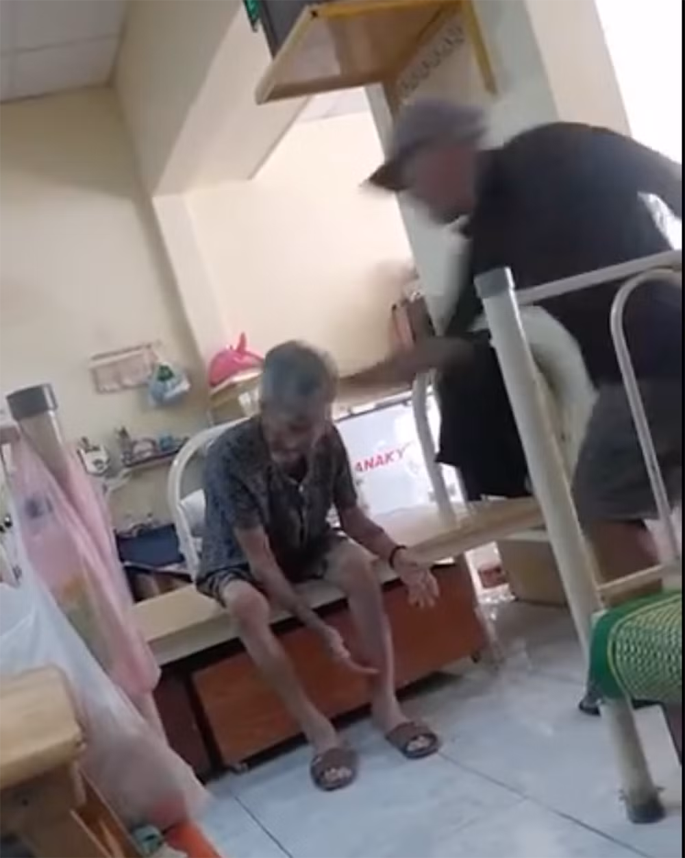 Chuyển 13 cụ già neo đơn đi khỏi Quán trọ Trăng Khuyết -0