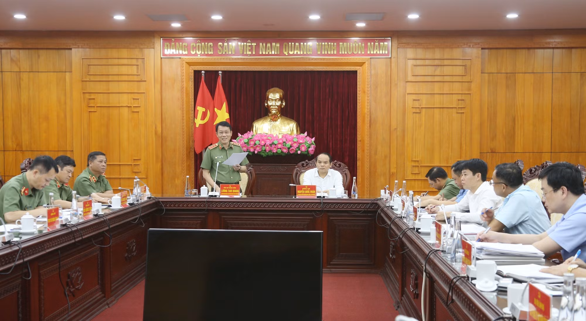 đồng chí thượng tướng lương tam quang, ủy viên trung ương đảng, thứ trưởng bộ công an phát biểu tại buổi làm việc.jpg -0
