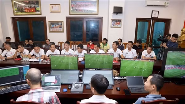 V-League cần nâng cấp trọng tài trước, dùng VAR sau