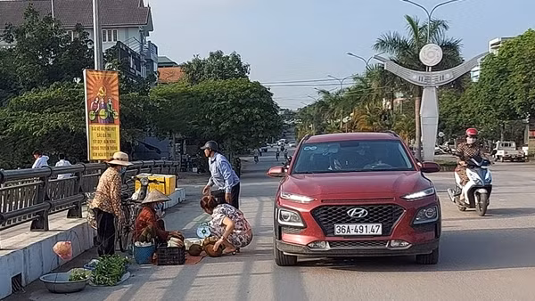 Nhức nhối tình trạng lấn chiếm vỉa hè bán hàng rong ở Bỉm Sơn
