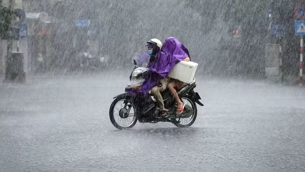 Nắng nóng tạm lui, miền Bắc đón mưa giông