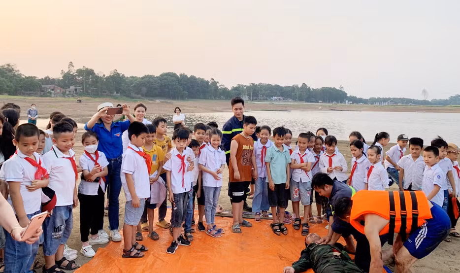  Hướng dẫn kỹ năng chống đuối nước với học sinh ngay tại các ao, hồ mùa hè -0
