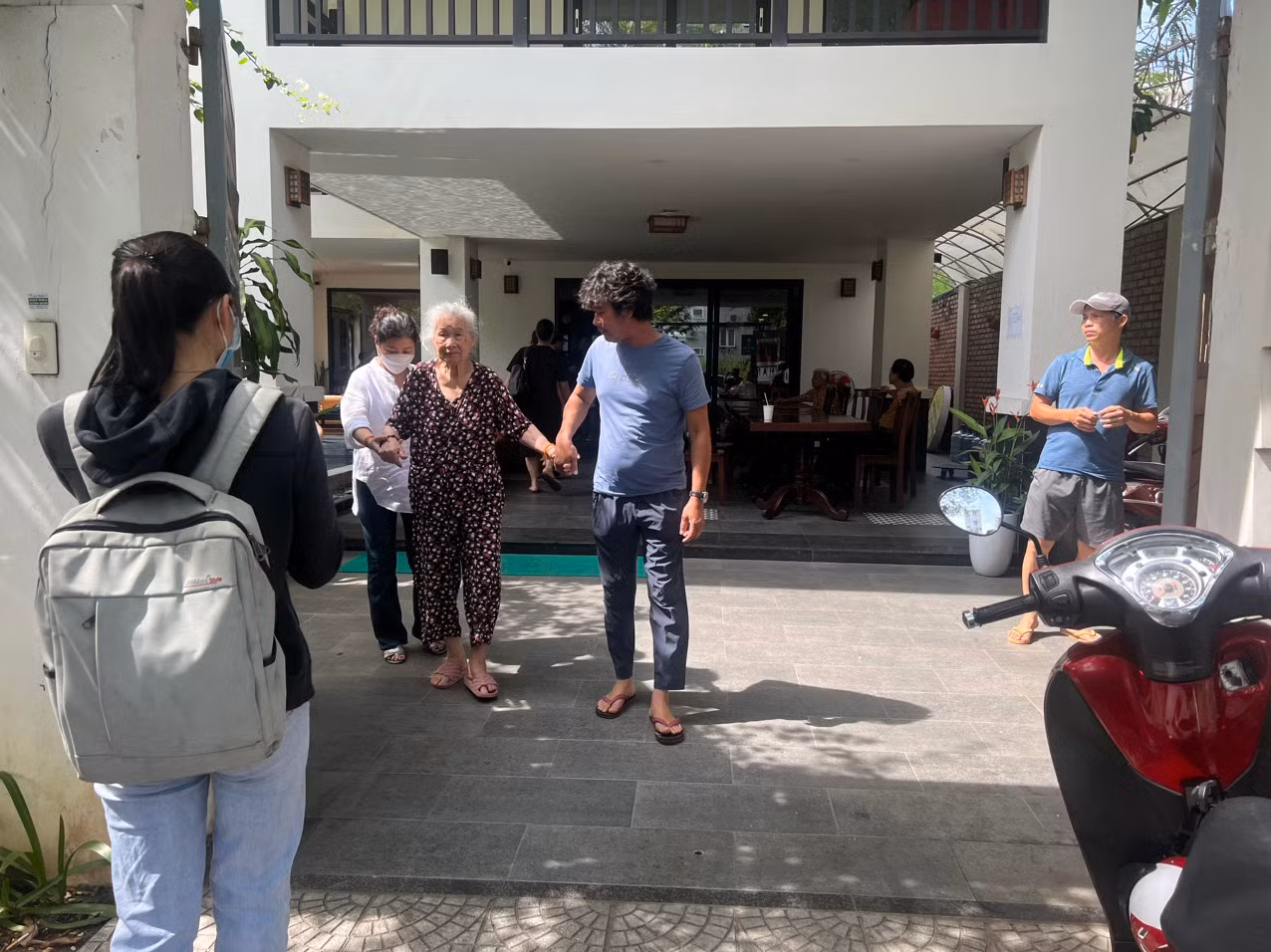 Chưa được cấp phép, Viện dưỡng lão S-Merciful Đà Nẵng vẫn đón các cụ già rồi đột ngột “bỏ rơi” -1