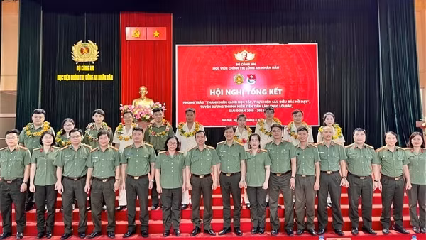 Học viện Chính trị CAND tuyên dương điển hình tiên tiến thực hiện Sáu điều Bác Hồ dạy