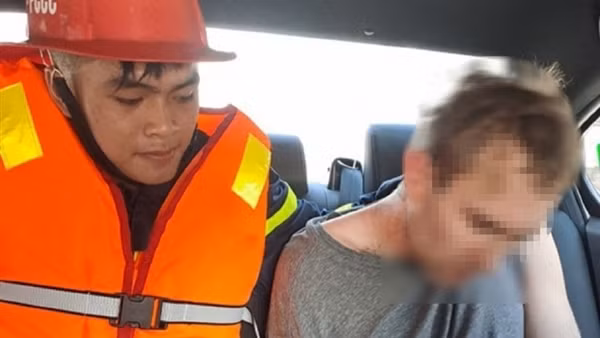 Kịp thời cứu 1 giáo viên nước ngoài nghi nhảy cầu tự tử
