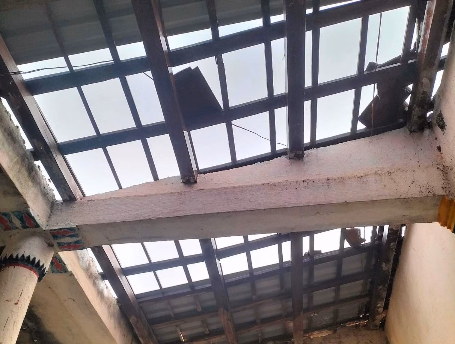 Giông lốc làm hàng chục nhà dân ở huyện miền núi của Thừa Thiên-Huế tốc mái -1