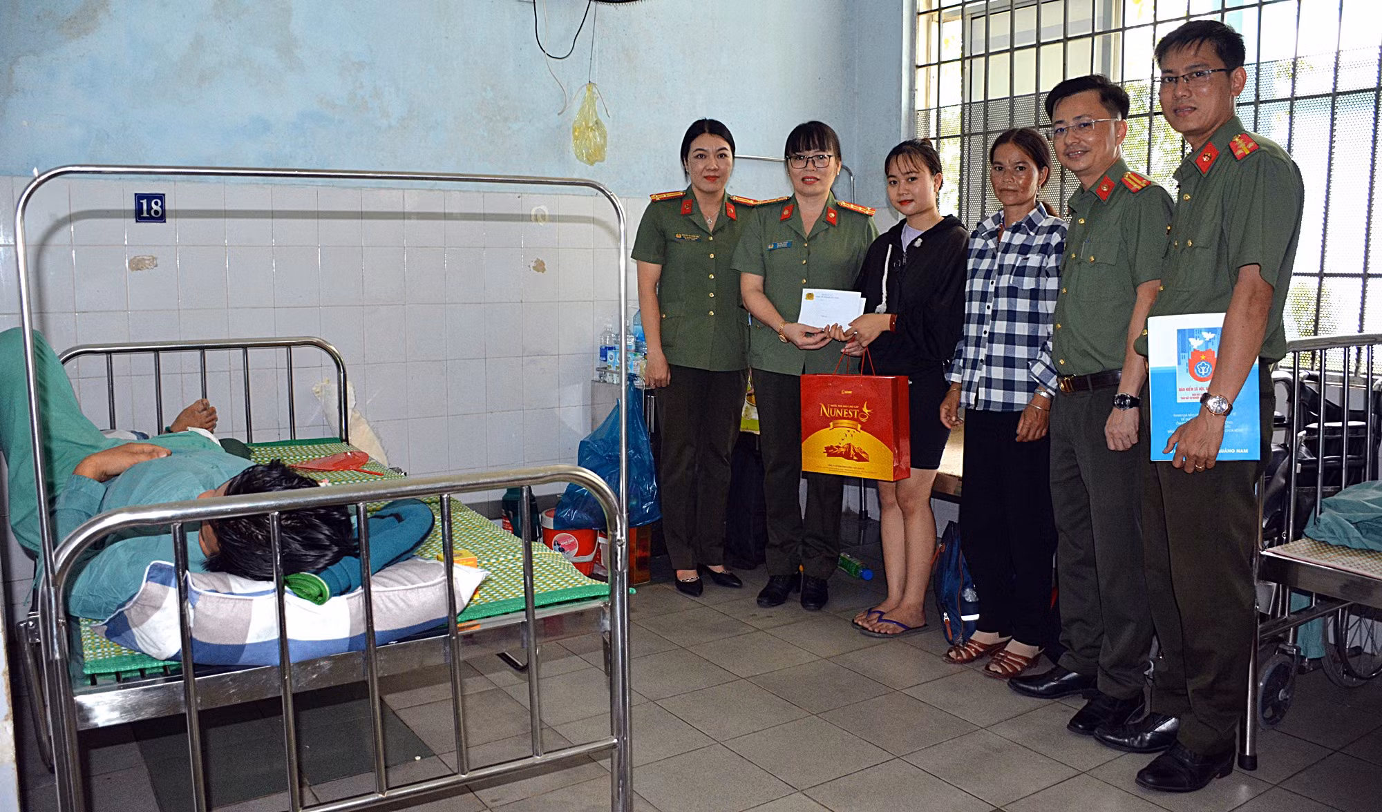 Xe máy mất lái khi đang chở thiết bị đi cấp căn cước lưu động, một Thiếu úy Công an bị thương -0