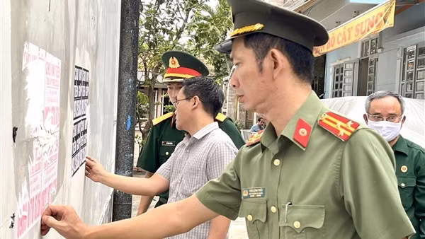 TP Hồ Chí Minh liên tục ra quân bóc gỡ, xóa bỏ quảng cáo trái phép