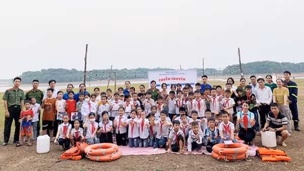 Hướng dẫn kỹ năng chống đuối nước với học sinh ngay tại các ao, hồ mùa hè