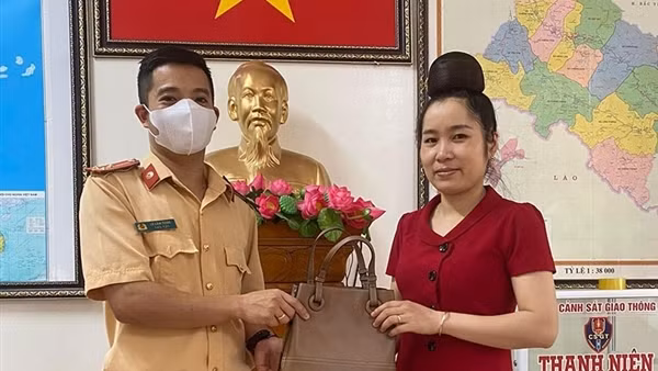 Thượng úy CSGT nhặt được túi xách, trả lại người đánh rơi