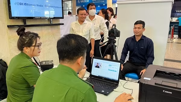 Cấp 2.000 tài khoản định danh điện tử tại sân bay Tân Sơn Nhất