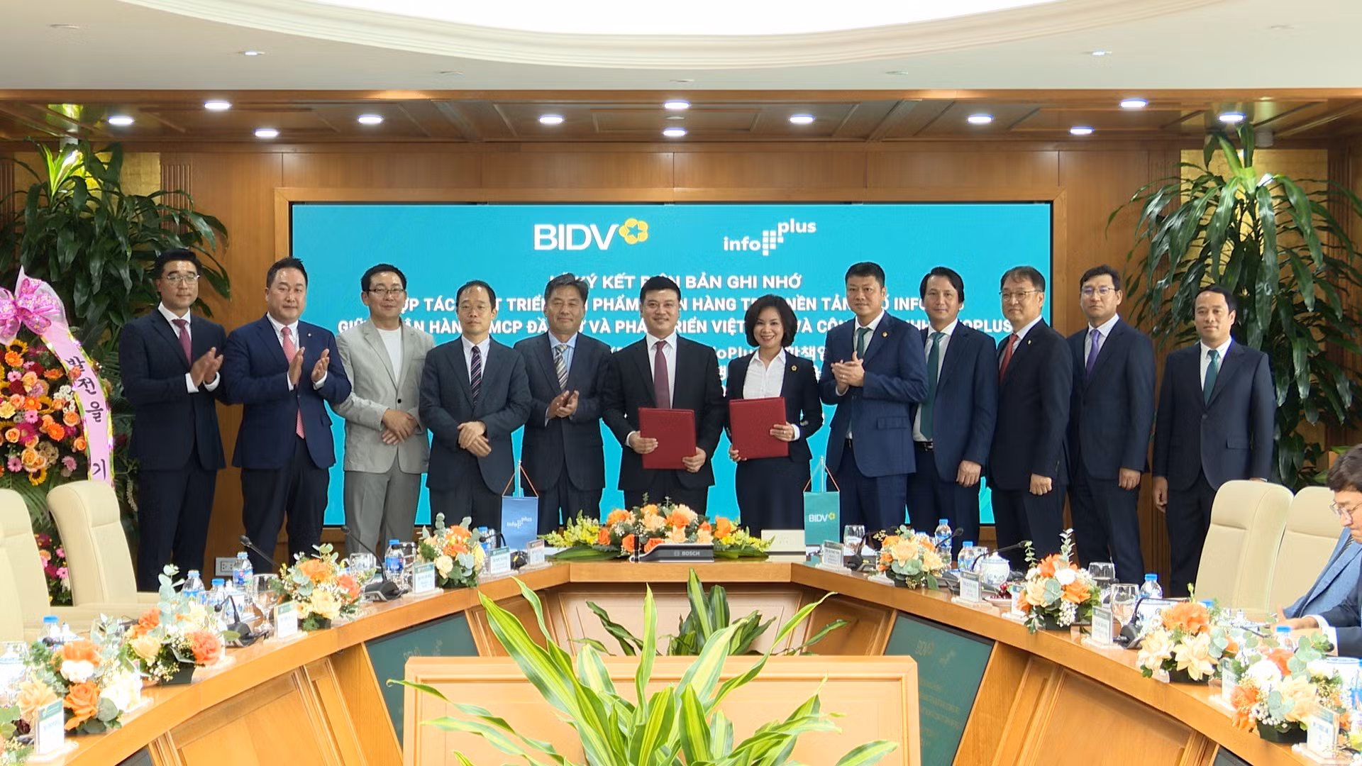 dai dien bidv - infoplus ký biên bản ghi nhớ(2).jpg -0