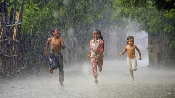 Miền Bắc mưa giông, nền nhiệt giảm, Trung Bộ vẫn nắng nóng