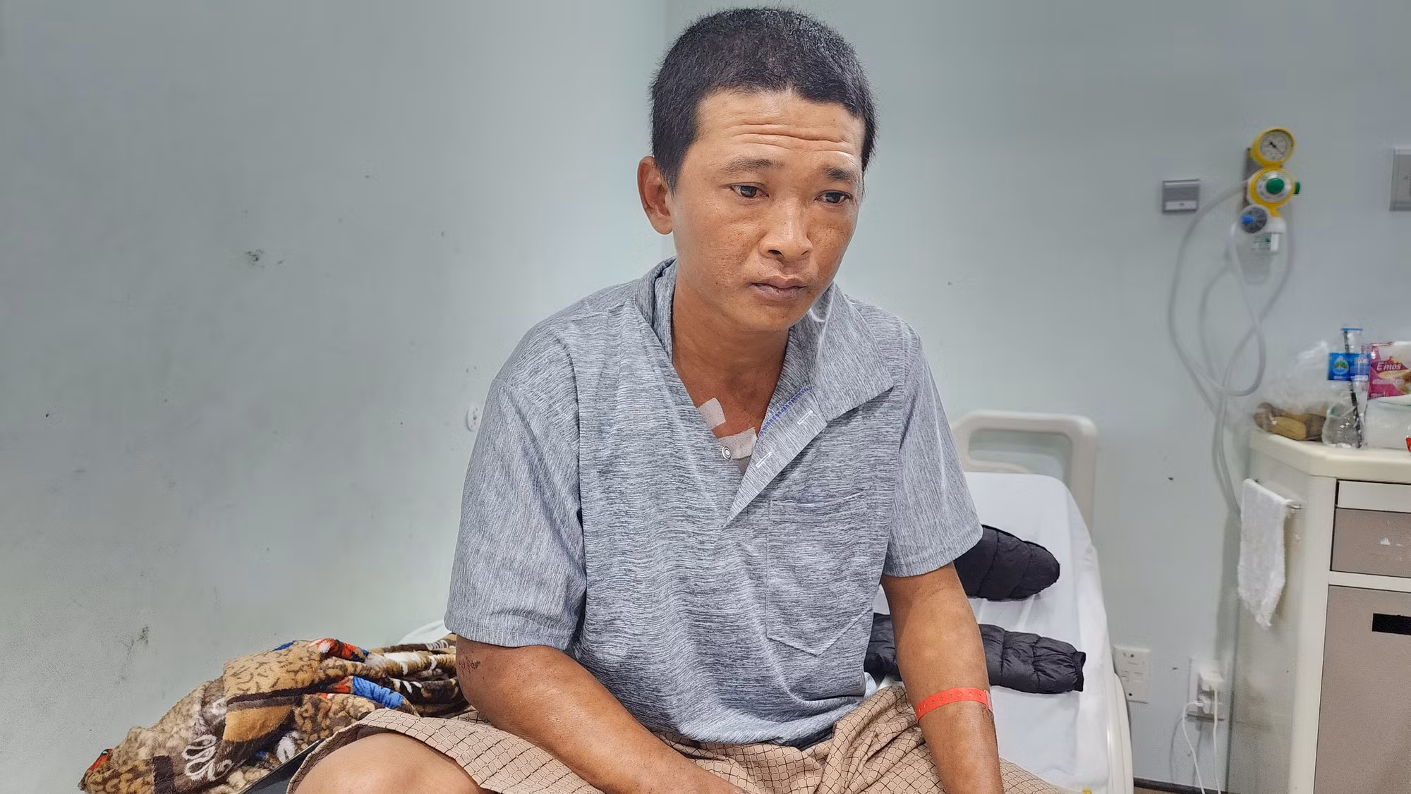 Khởi tố đối tượng dùng dao chém Phó trưởng Công an thị trấn -0