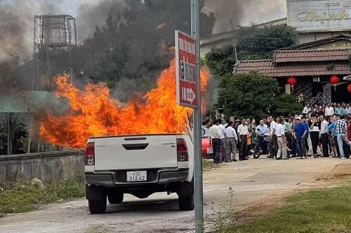 Người đàn ông tử vong trên xe bán tải bốc cháy là do tự tử -0