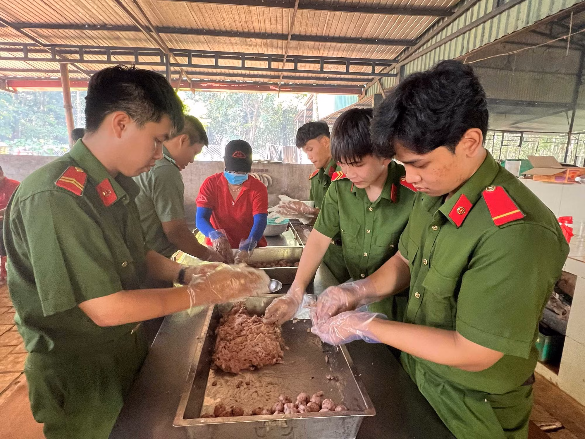 Cục truyền thông CAND trao quà từ thiện tại Bình Phước -0
